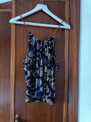 Top estampado cadenas y relojes