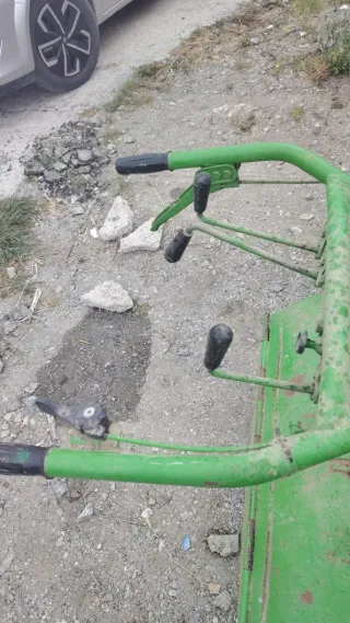 Motocultor verde en buen estado