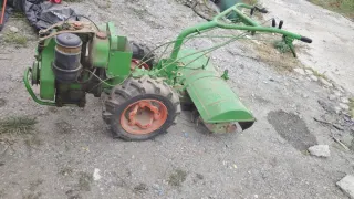 Motocultor verde en buen estado