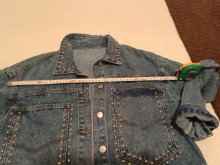 Cazadora vaquera con tachuelas