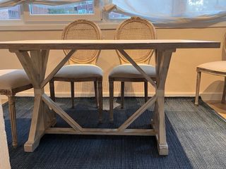 Mesa de comedor de madera y ratán