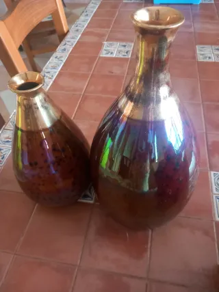 Dos Jarrones Marrón y Dorado