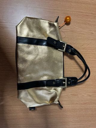Bolso dorado y negro con dibujo