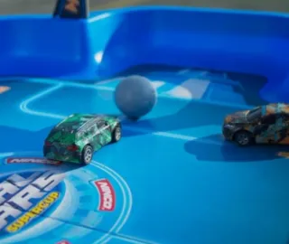 Partido de fútbol con coches teledirigidos Fjninco