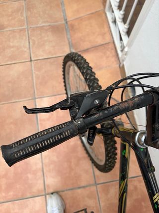 Bicicleta de Montaña Negra y Dorada
