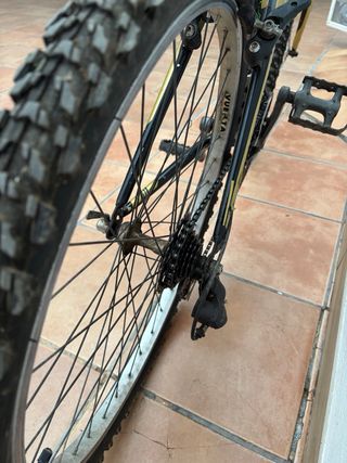 Bicicleta de Montaña Negra y Dorada