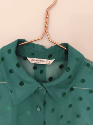 Camisa semitransparente verde  con lunares