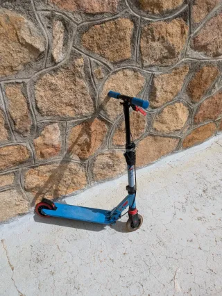 Patinete infantil azul y morado.