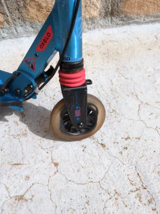 Patinete infantil azul y morado.