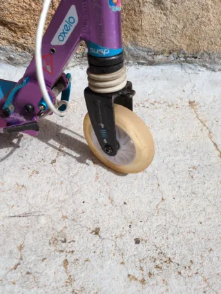 Patinete infantil azul y morado.