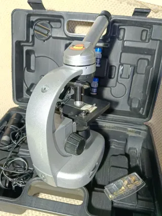 Microscopio con maletín