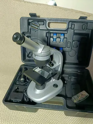 Microscopio con maletín