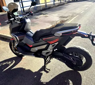Honda XADV 750 Gris/Rosa Automática
