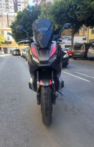 Honda XADV 750 Gris/Rosa Automática