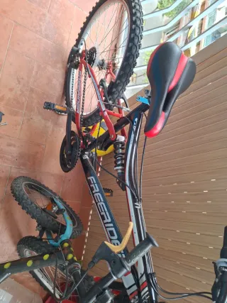 Bicicleta juvenil roja y negra