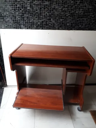 Mesa escritorio madera con ruedas