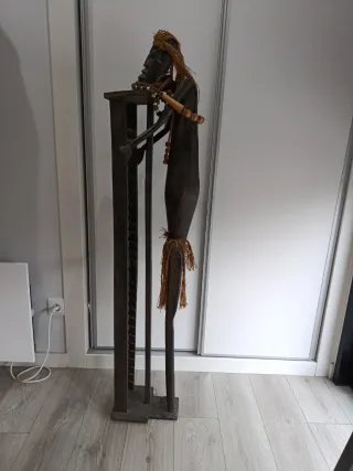 Estantería de madera estilo africano