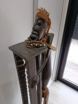 Estantería de madera estilo africano