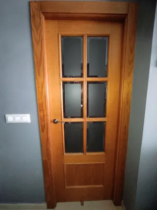 Puerta maciza de madera con cristal