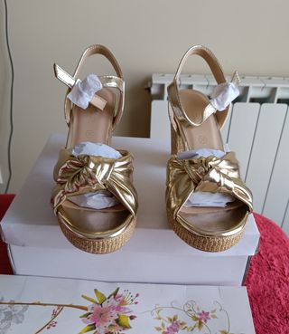 Sandalias tacón doradas lazo plataforma 38 y 39
