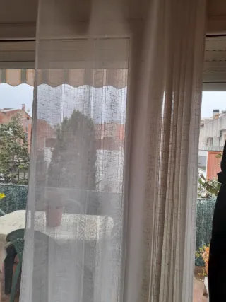 Cortinas blancas con tiras muy discretas plateadas