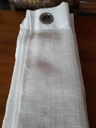 Cortinas blancas con tiras muy discretas plateadas