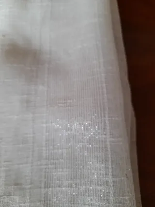 Cortinas blancas con tiras muy discretas plateadas