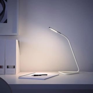 Lámpara de escritorio LED IKEA — blanco/plateado