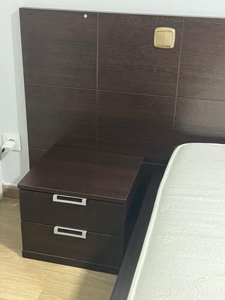 Habitación completa: cama, mesitas y cabecero