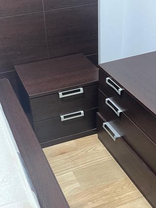Habitación completa: cama, mesitas y cabecero