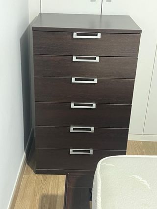 Habitación completa: cama, mesitas y cabecero