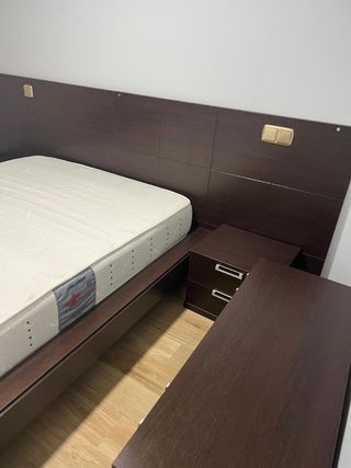 Habitación completa: cama, mesitas y cabecero