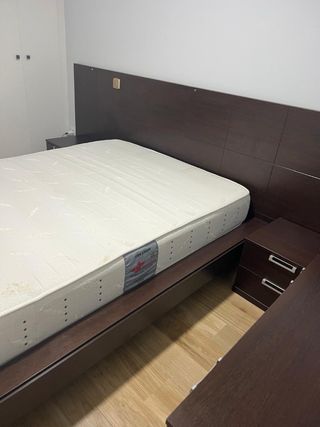 Habitación completa: cama, mesitas y cabecero