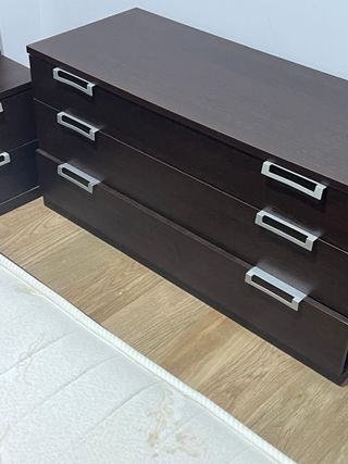 Habitación completa: cama, mesitas y cabecero