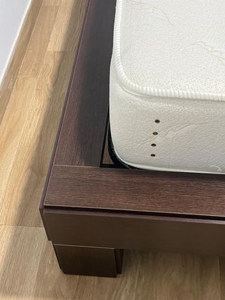 Habitación completa: cama, mesitas y cabecero