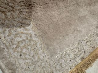 Alfombra beige y marrón