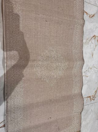 Alfombra beige y marrón