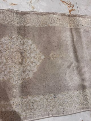 Alfombra beige y marrón