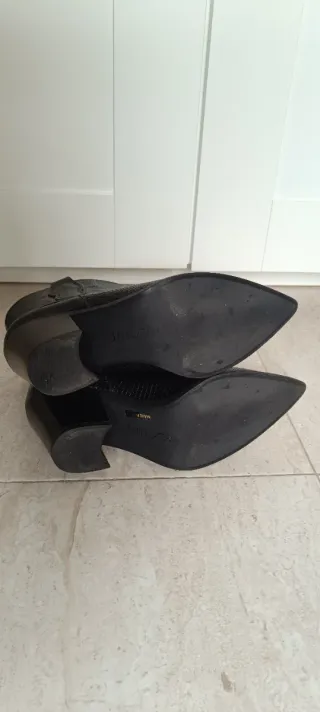 Botines negros piel grabada tacón 7.5 cm