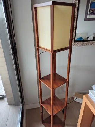 Lámpara de pie con estanterías de madera