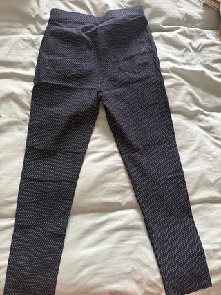 Pantalones azul marino con topitos