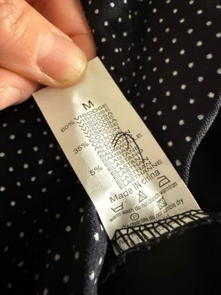 Pantalones azul marino con topitos