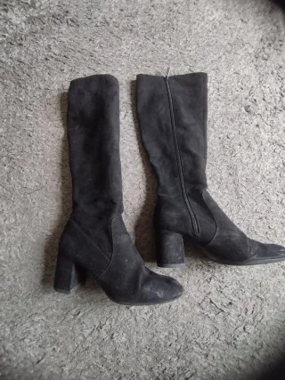 Botas altas ante negras