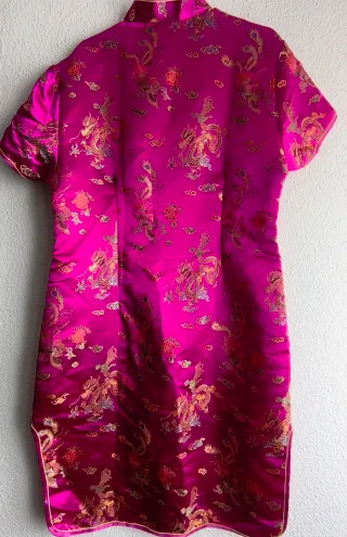 Vestido oriental rosa con dragones