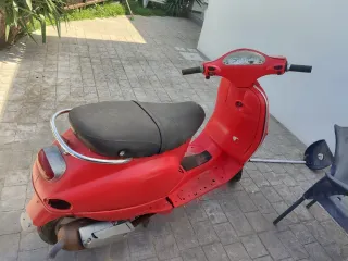 Vespa 50 Roja y Plateada