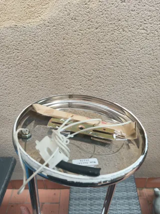 Lámpara de techo cromada regulable en altura.