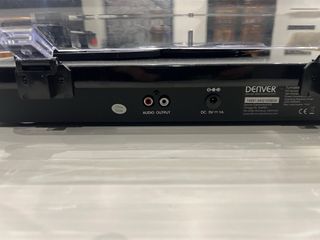 Tocadiscos moderno negro, nuevo.