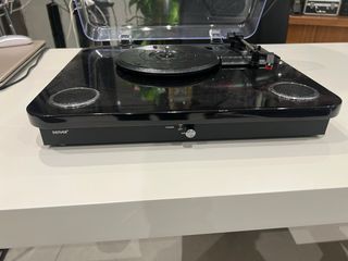 Tocadiscos moderno negro, nuevo.