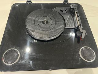 Tocadiscos moderno negro, nuevo.
