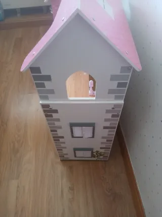 Casita de madera infantil Lidl con algunos muebles